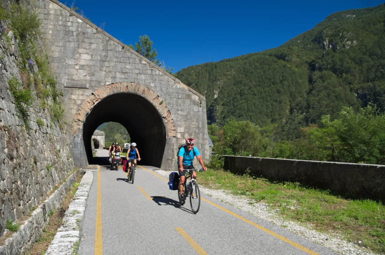 Ciclisti sulla Ciclovia Alpe Adria poco oltre Chiusaforte
