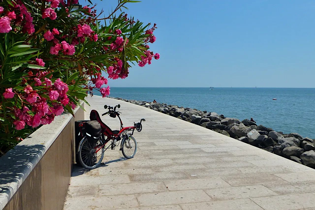 Il Mare Adriatico visto dalla diga di Grado