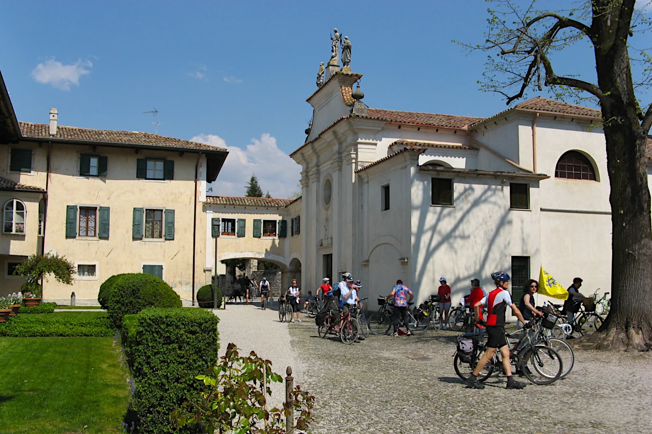 Una breve sosta nel suggestivo borgo medievale di Strassoldo