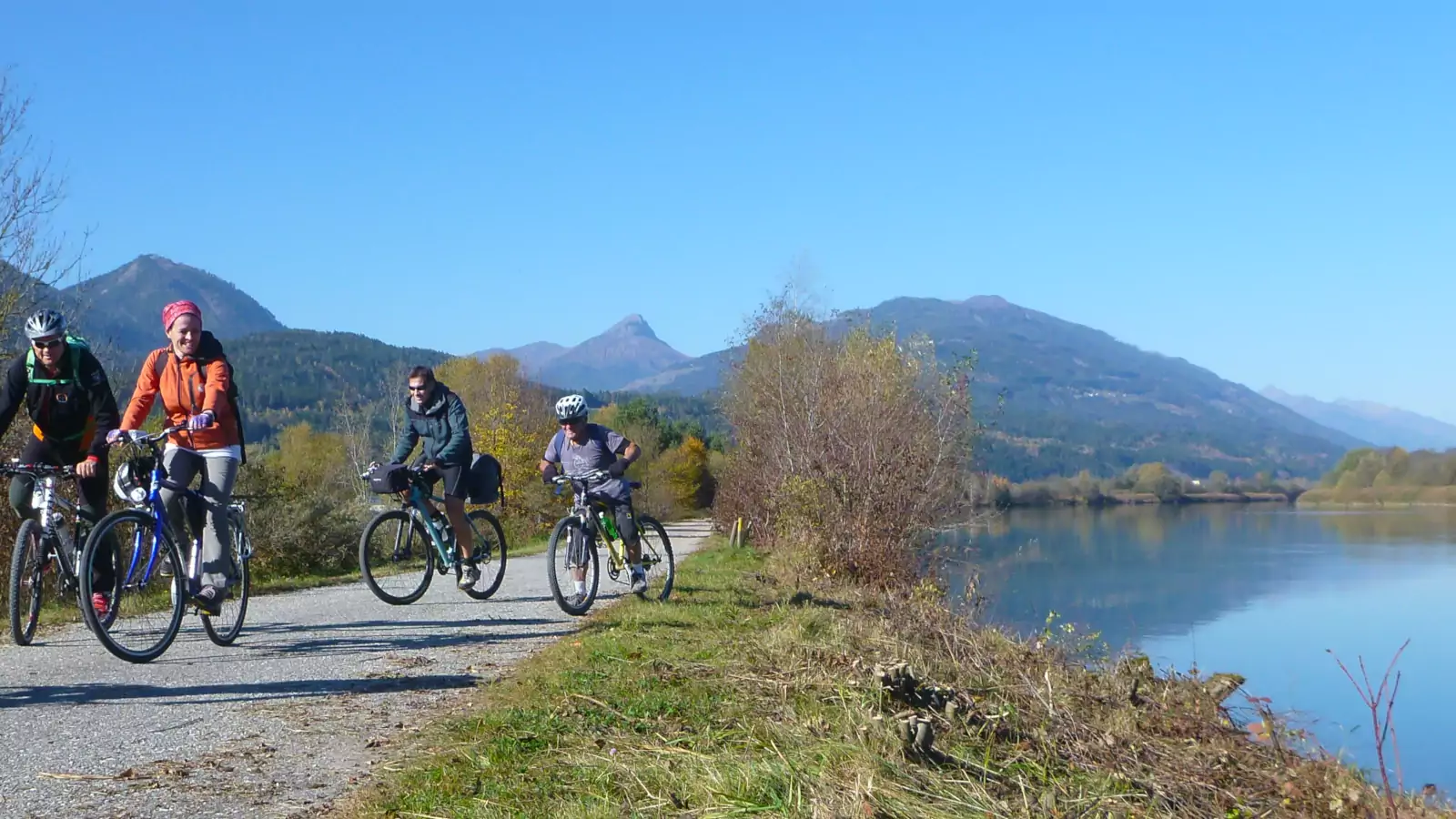 Ciclisti sulla ciclabile della Drava