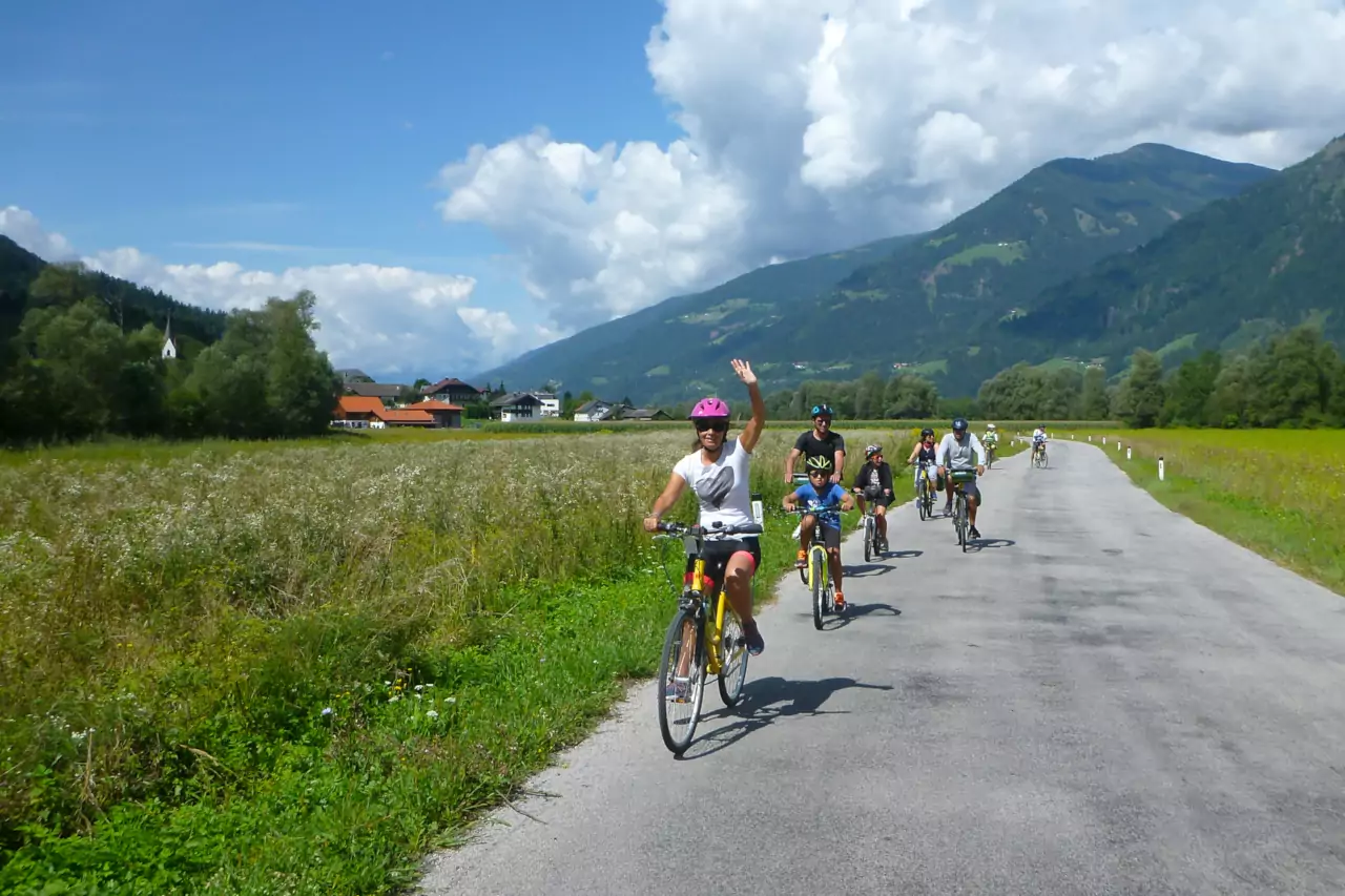 Cicloturisti nei pressi di Oberdrauburg