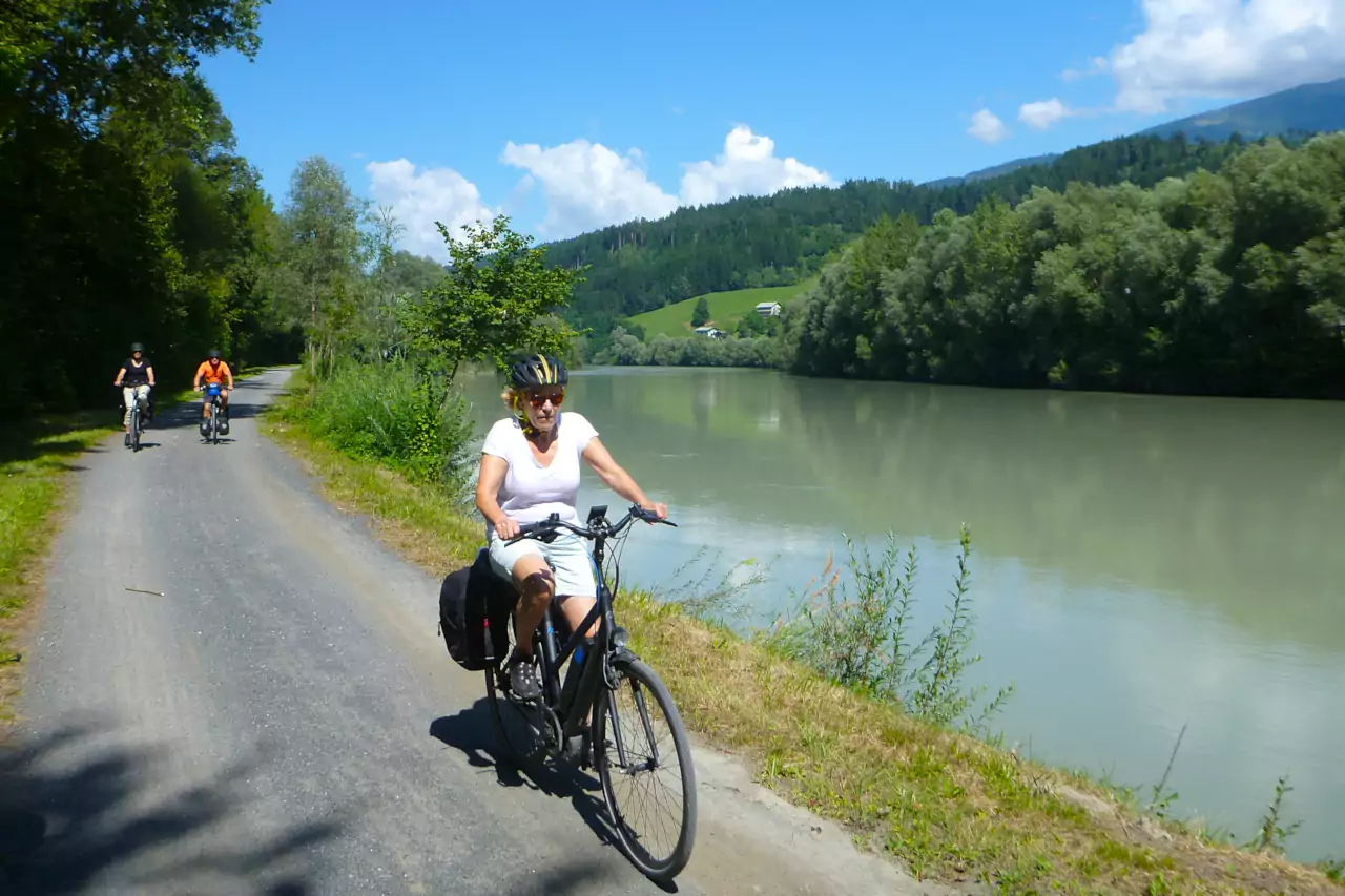 Ciclisti sulla Drauradweg nei pressi di Feistriz