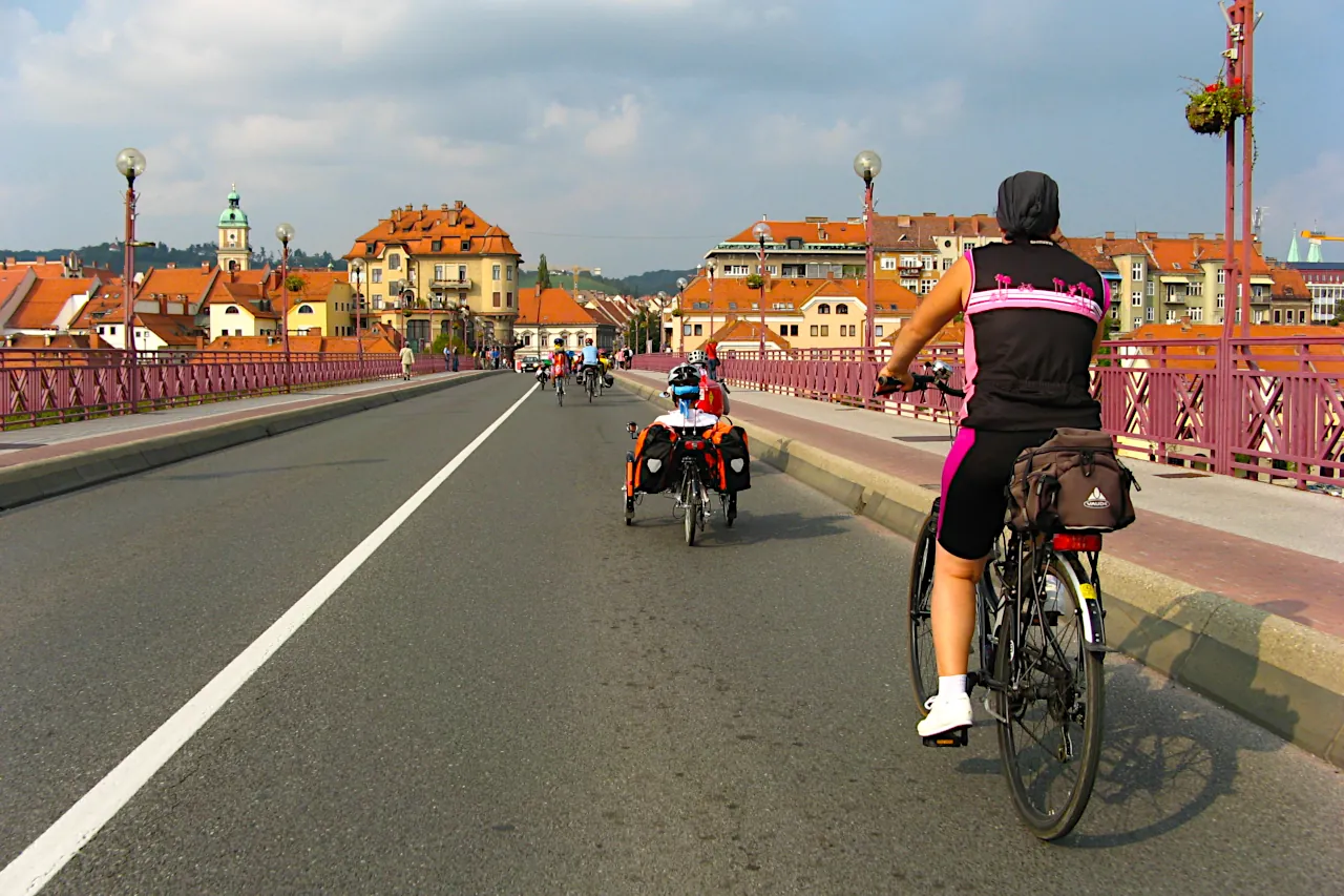 Ciclisti attraversano il ponte sulla Drava a Maribor