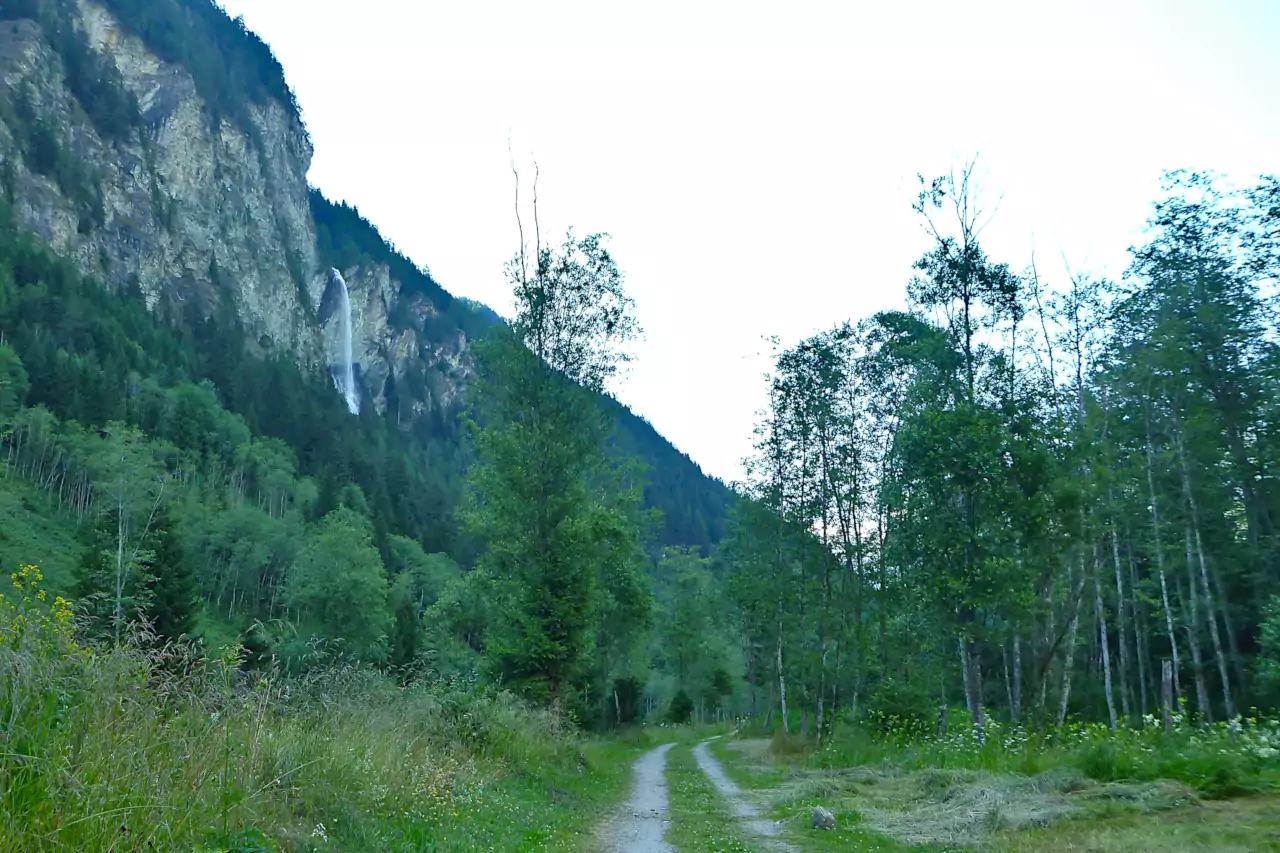 Der Radweg beim Jungfrausprung Wasserfall