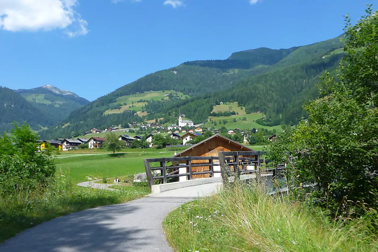 Der Radweg beim Alpendorf Dollach