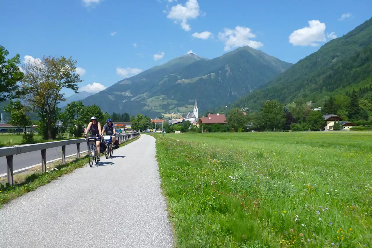 Radfahrer auf dem Glockner Radweg
