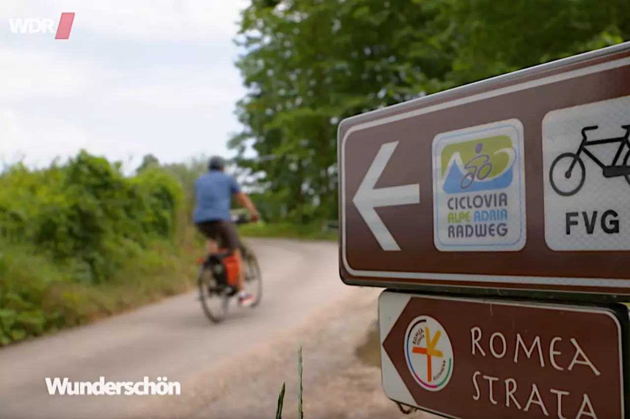 Il presentatore mentre pedala nel Parco del Tagliamento