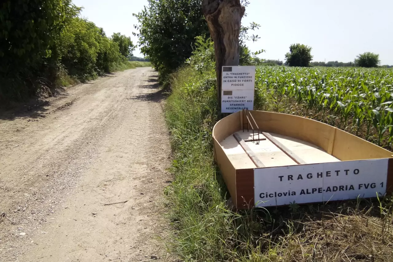 La barca posizionata presso la pozzanghera