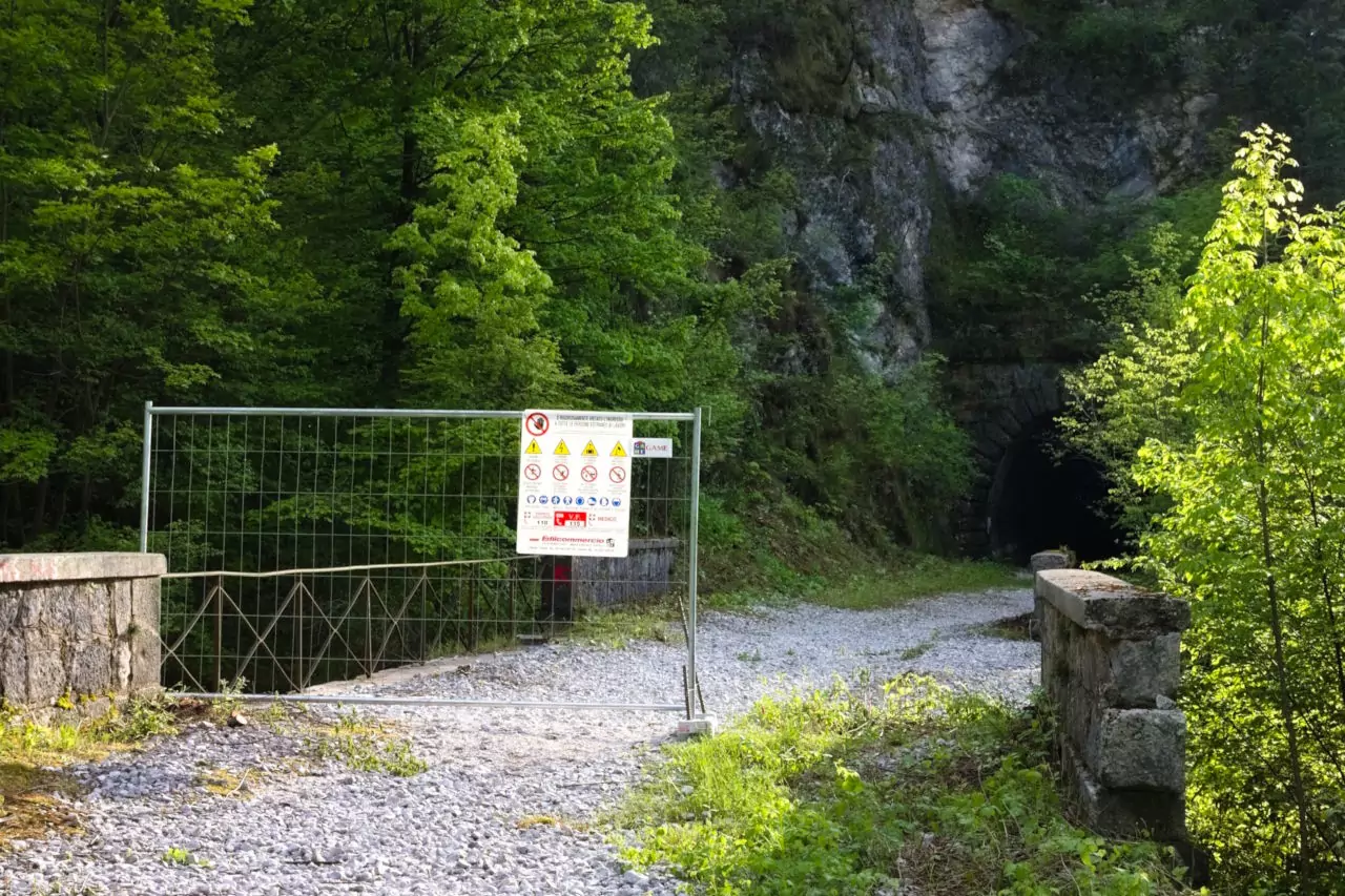 Die Trasse der alten Eisenbahn, die in einen Radweg umgewandelt wird