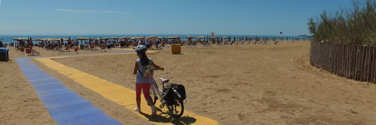 Ciclista nella spiaggia di Lignano Sabbiadoro