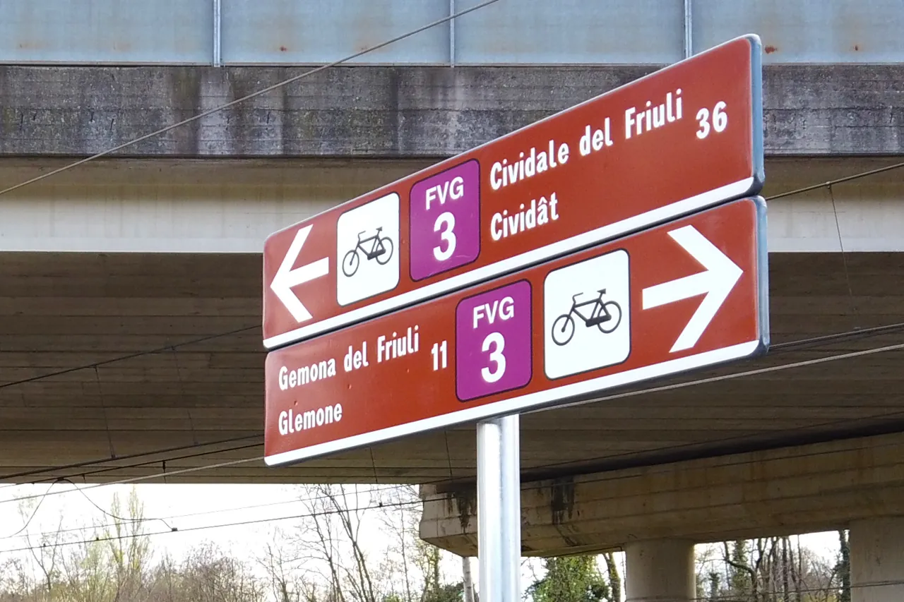The signs indicating the route of the FVG 3 cycle path