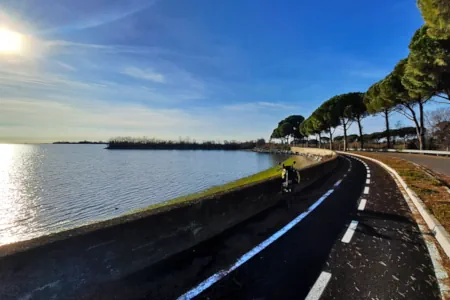 Der Radweg verläuft entlang der Lagune von Grado